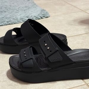 Crocs Women's Brooklyn Buckle Platform Sandal